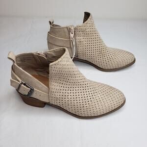 Universal Thread Camdyn Laser Cut Block Heeled Ankle Bootie 6 Med